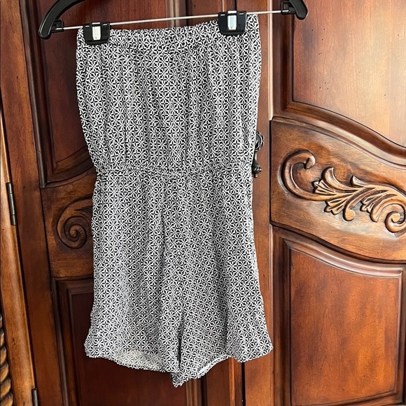 H&M Pants - Divided Black and White Geometric Print strapless Romper- size 6